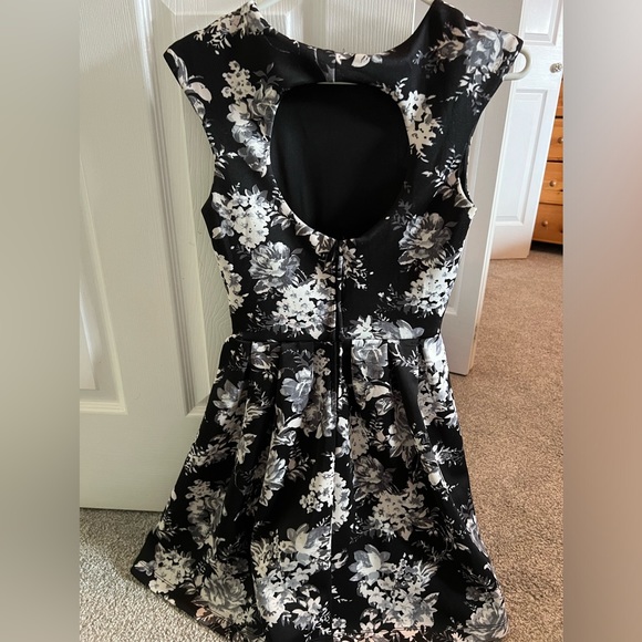Floral dress, size small - Picture 2 of 2